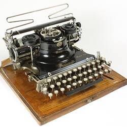 Typewriter - Hammond Typewriter Co., Model 26 Multiplex Universal , circa 1920