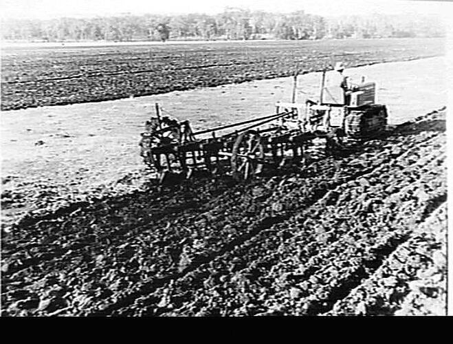 7-FURROW SUNRISE M/B WITH AUTOMATIC LIFT AND A.D. MODEL CLETRAC. MESSRS JENKINSON'S LTD, YARLOOP, W.A. MAY 1942