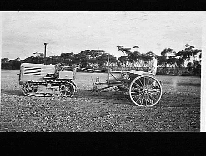 20 ROW `SUNTYNE' & `BD CLETRAC' - HASTINGS, MAITLAND, S.A.: MAY 1941