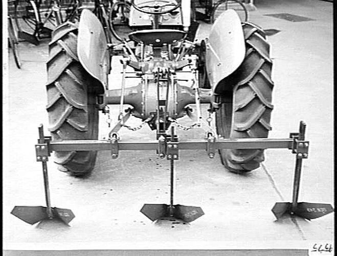 FURROW ATTACHMENT 3 POINT TOOLBAR: AUGUST 1953