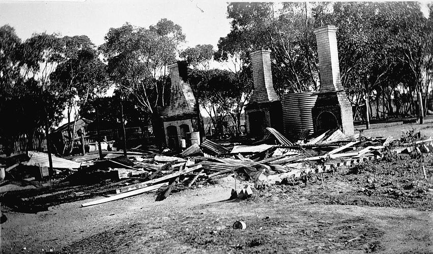 [The ruins of a burnt house, Inglewood, 1930s.]