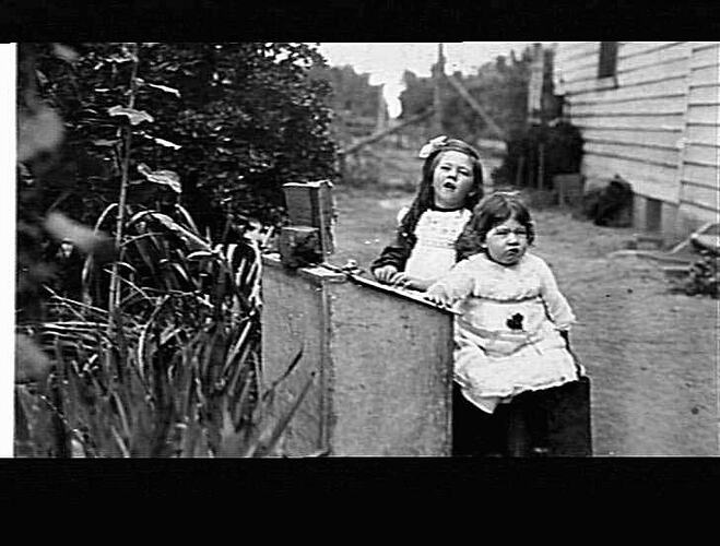 MERRIGUM - DOROTHY AND ETHELWYN PLAYING TOY PIANO AND SINGING