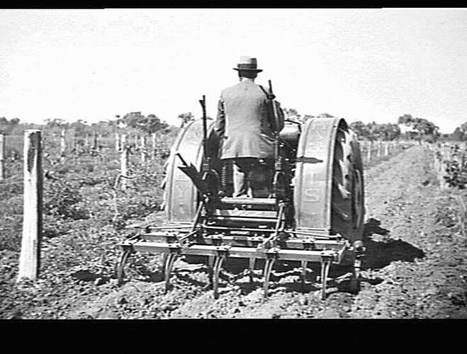 RED `PACEMAKER' WITH HOIST AT RENMARK, S.A.: 1939
