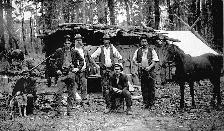 Railway workers at slab hut, Bairnsdale-Orbost line, Simpson's Creek, 1914.
