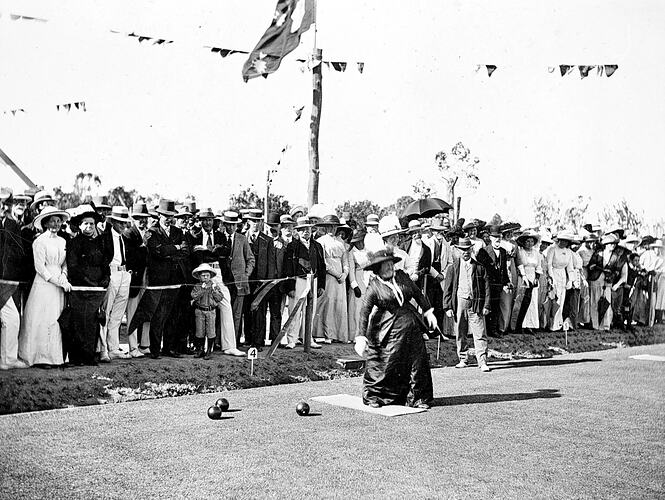 [The first bowl at the Warracknabeal Bowling Green, 1909.]