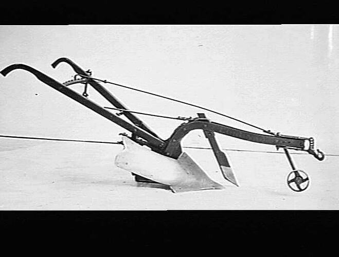 M-H `CORONA' [MOULDBOARD PLOUGH]: AUG 1938