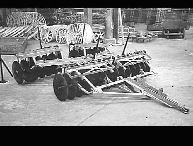 LEVERLESS DISC HARROW. JAN 1940