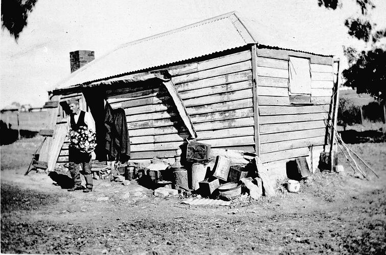 [The poppy maker's hut, Bendigo, 1930s. The hut was owned by a man who made and sold paper flowers during the depression.]