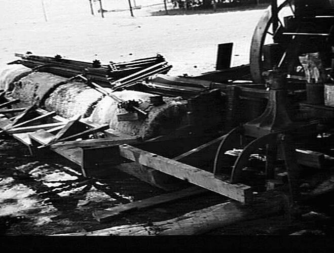 0LD SPUR GEAR HEADER FITTED WITH SHEEP SKIN ROLLERS FOR HARVESTING OF SUB. CLOVER, NARROGIN, W.A.: DEC 1948