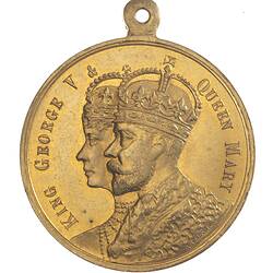 Medal with conjoined busts of King George V and Queen Mary crowned, facing left, text around.