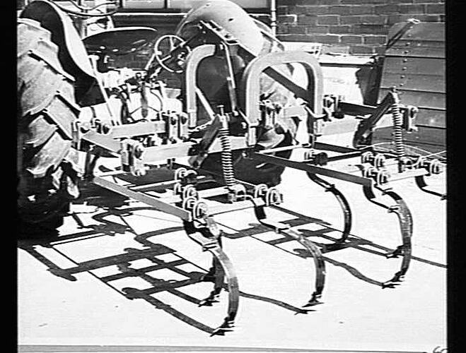 `SUNLINK' ARCHED DOUBLE TOOLBAR WITH SPRING TINE CULTIVATING ATTACHMENT: APRIL 1955