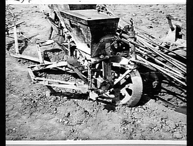 130/4. SEED LOOK UP FERTILIZER MADE BY LISTERS AND FITTED TO ? PLOUGH. 4 552.