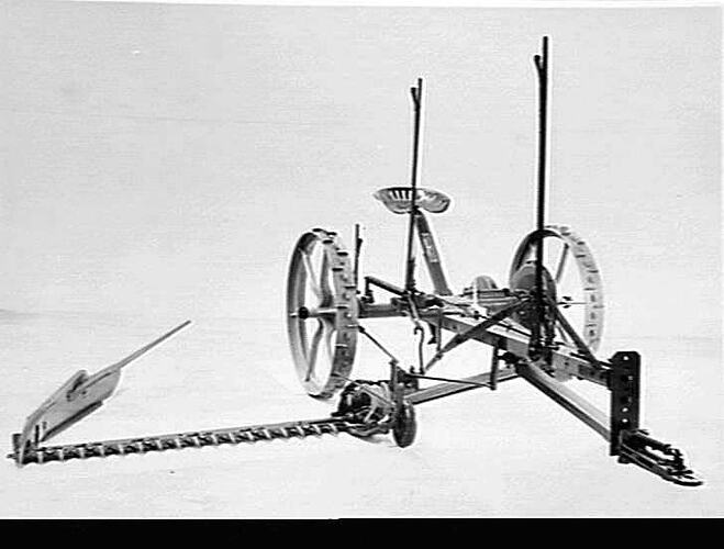 1.S OIL-BATH MOWER FITTED WITH SPRING RELEASE TRACTOR HITCH. 19 MAR 1946
