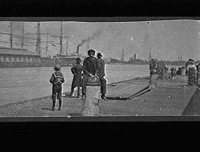 PORT MELBOURNE - CHILDREN PLAYING ON WHARVES