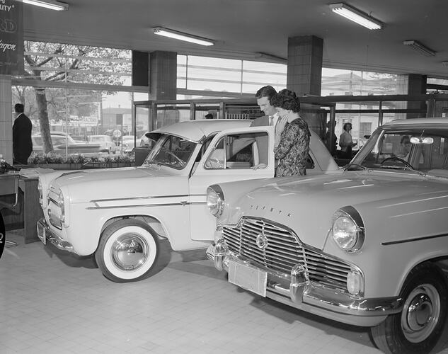 Royal Automobile Club of Victoria, Couple Looking at a Vehicle, Victoria, 16 Oct 1959