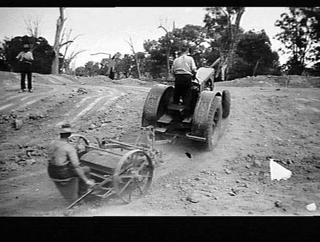 "`MODEL 25' HAULING SCOOP, MURRAY RIVER CHANNEL, W. F. LEAHY, HOWLONG, N.S.W.: 18/10/38"