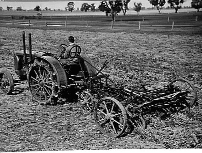 26/41 TRACTOR & 16 `SUNDUKE' WORKING IN HEAVY STUBBLE AT FINLEY (DEMONSTRATION): 19/8/1937