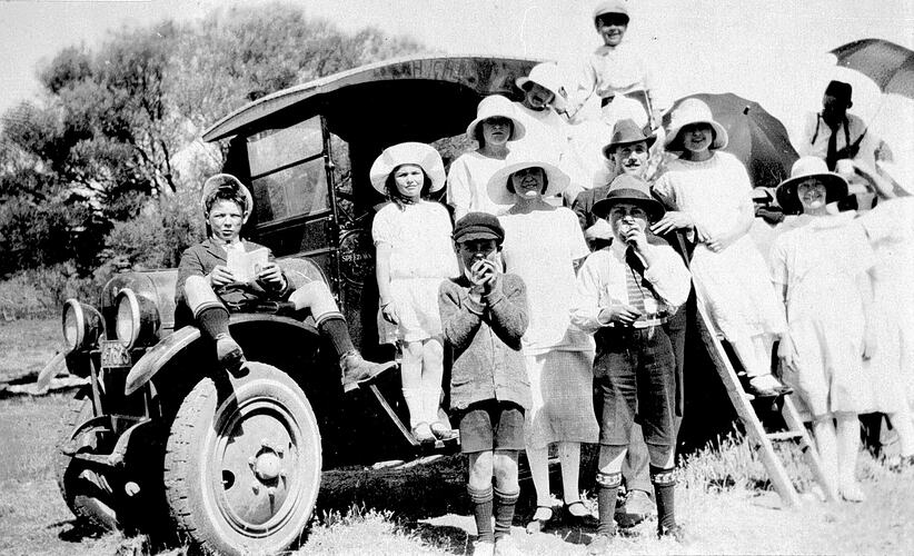 [Leaving for the Sunday School picnic, Mildura, about 1925.]