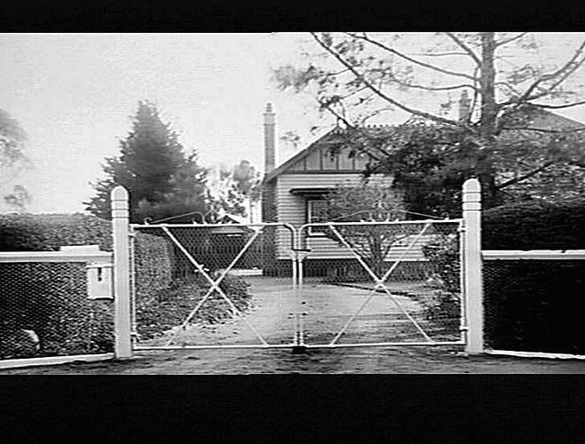 NO. 24C GATE WITH LOOP FASTENER & TOWER BOLT. FANCY WIRING. OCT 1928