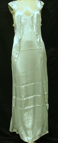 Woman's grey sleeveless nightgown on mannequin.