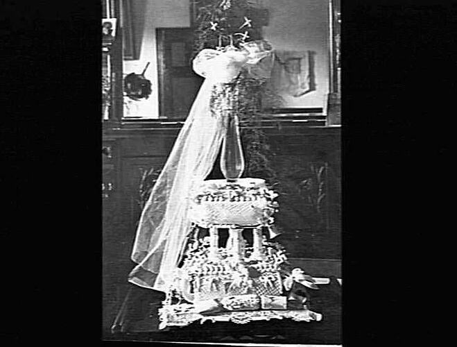 MERRIGUM - OLIVE PITTS WEDDING CAKE