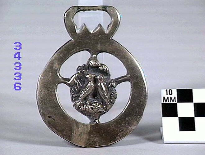 Round metal decoration with two love birds.