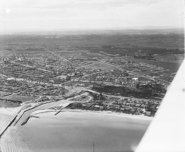 Monochrome photograph of Mordialloc.