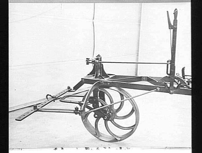 TEAM PULL AND HAND STEERING FOR A L HARVESTER OCT 1930