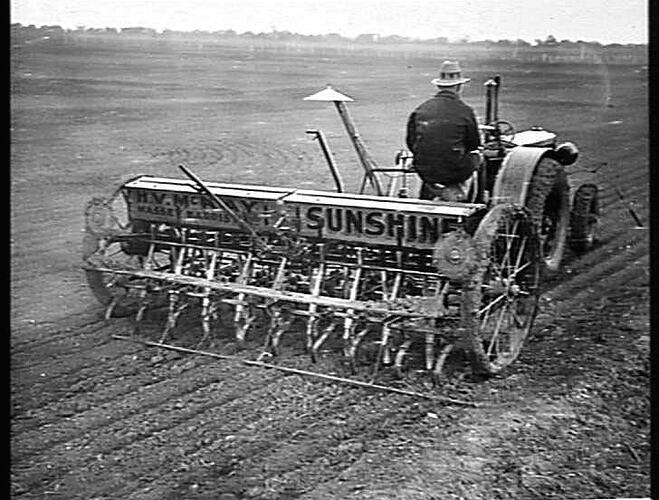 16 ROW `SUNTYNE' & 26/41 TRACTOR (90 ACRES PER 24 HOURS WORKING THE CLOCK AROUND) SOWED 526 ACRES: O & G GERLACH, HORSHAM: JUNE 1938