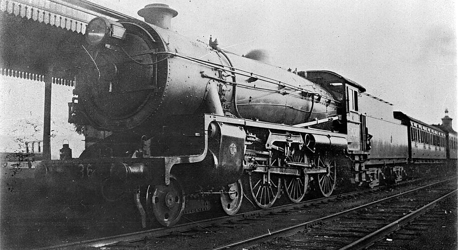 [NSWGR 36-class steam locomotive with 'Melbourne Express', Albury Railway Station, 1934]