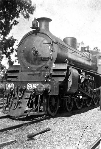 [A2-class steam locomotive No.987, about 1930.]