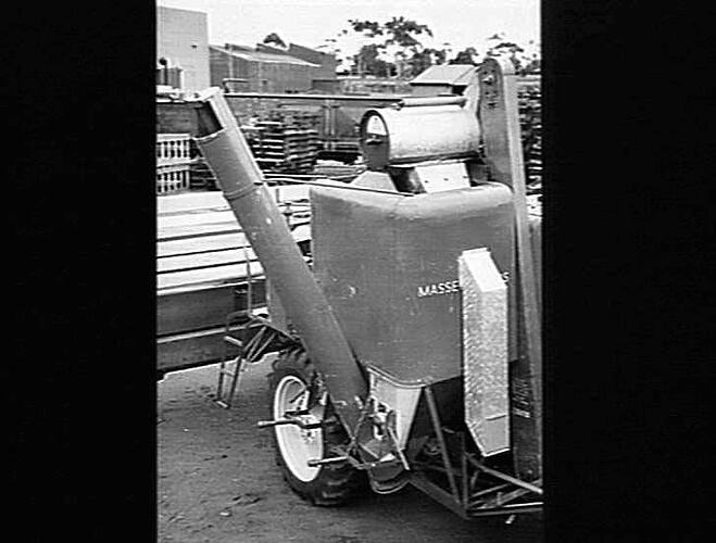 SCREEN AND BAGGING CHUTE FOR 726 SP HEADER: DEC 1957