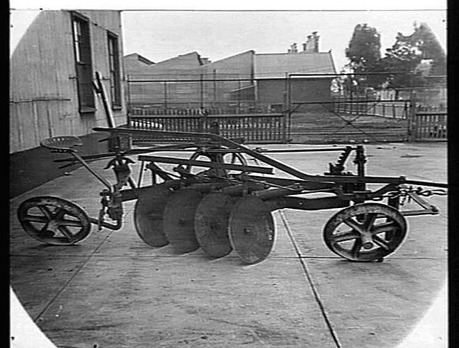 SUNNIE PLOUGH S/J 4 FURROW. 4