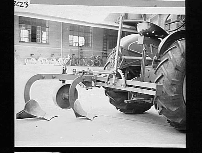 SUNHANDLIFT 81 TRACTOR