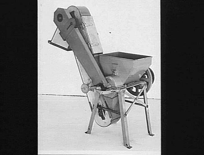 A `SUNFEED' GRINDER WITH ELEVATOR: AUG 1940