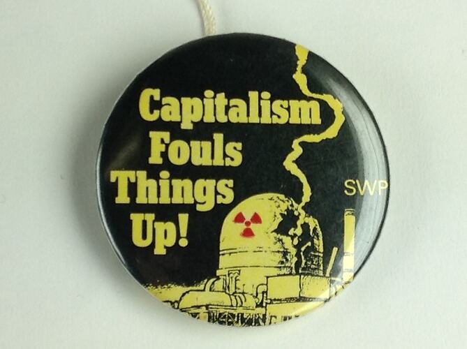 SH 870489, Badge - Capitalism Fouls Things Up, pre 1986 (POLITICS & PUBLIC PROTEST)