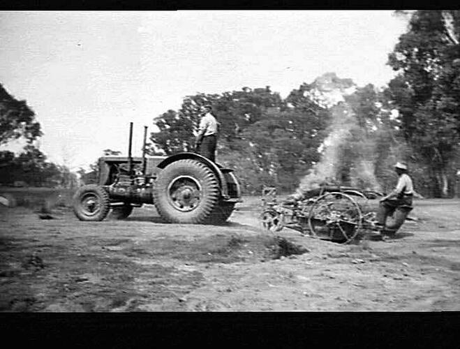 `MODEL 25' HAULING SCOOP, MURRAY RIVER CHANNEL, W. F. LEAHY, HOWLONG, N.S.W.: 18/10/38
