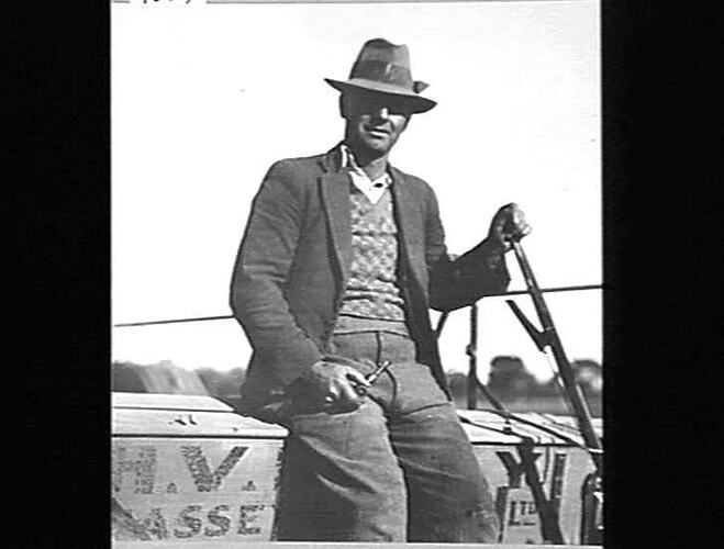18 ROW `SUNTYNE' & 26/41 TRACTOR WITH ONE-MAN CONTROL: W. E. DAHLENBERG, HORSHAM: JUNE 1938