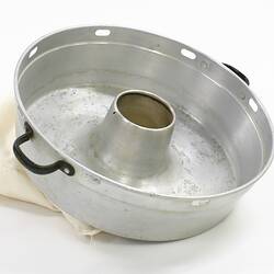 Tube Pan - "Kuchenwunder" Baking Dish