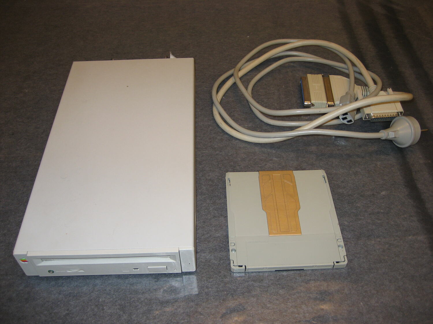 Apple External 24x CD-ROM SCSI Drive CD 300 Macintosh Mac
