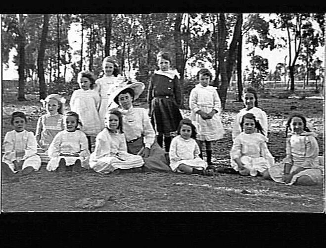 MERRIGUM - SCHOOL PICNIC - SMALL GROUP OF CHILDREN