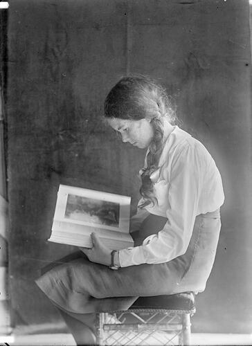 Jean Wentworth Harvie Reading a Book, Melbourne, circa 1917