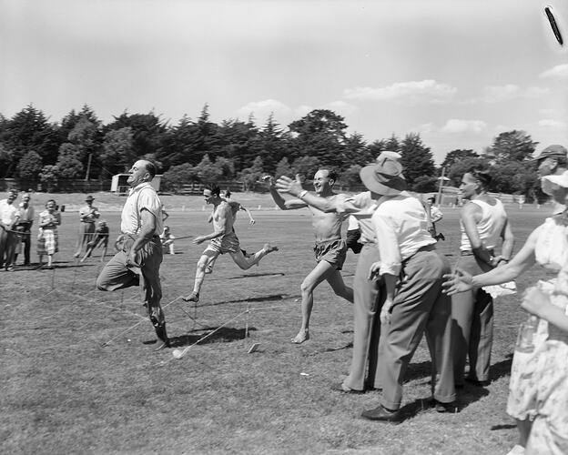 Commonwealth Fertilizers and Chemicals Ltd, Men's Foot Race, Frankston, Victoria, Jan 1959