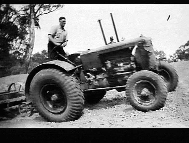 `MODEL 25' HAULING SCOOP, MURRAY RIVER CHANNEL, W. F. LEAHY, HOWLONG, N.S.W.: 18/10/38