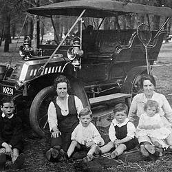 [Mrs Widgery and Mrs Dyke on a picnic with their children and De Dion Bouton motor car, Lake Burrumbeet, about 1920.]