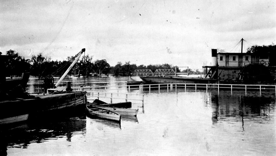 [The Murray River in flood at Mildura wharf, 1931.]