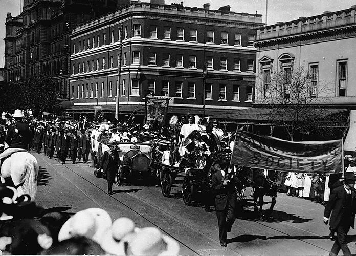 [St Patrick's Day parade passing the Windsor Hotel and Spencers Old White Hart Hotel, Spring Street, Melbourne, 17 March 1925.]