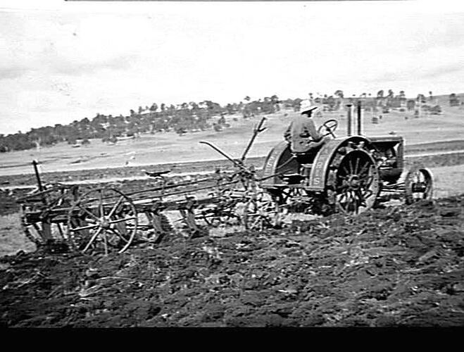 26/41 TRACTOR & 5-FUR SUNRISE IN HEAVY SOIL. DR. MACKENZIE, GLEN INNES, N.S.W. 10/6/37