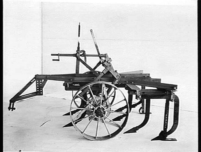 SUNGRUBBER WITH STRENGTHENED FRAME. FEB 1941