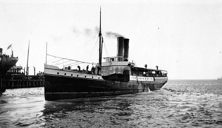 [The Port Phillip Bay steamer Courier berthing at Geelong, 1927.]